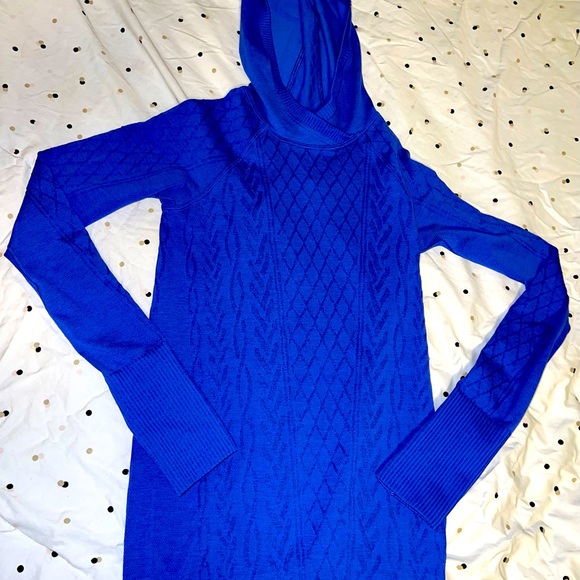 Like New Condition Lulu Lemon Long Sleeve. Gorgeous pattern long in length. - Picture 2 of 2
